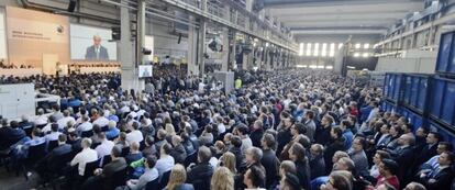  Trabajadores de Volkswagen escuchan al CEO de la compa&ntilde;&iacute;a, Matthias M&uuml;ller, durante una asamblea en Wolfsburg (Alemania)