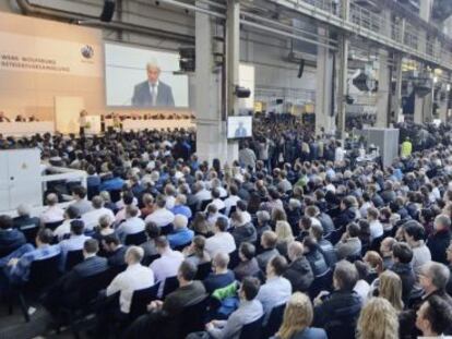  Trabajadores de Volkswagen escuchan al CEO de la compa&ntilde;&iacute;a, Matthias M&uuml;ller, durante una asamblea en Wolfsburg (Alemania)