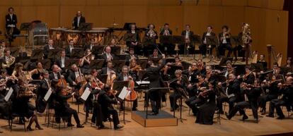 Diego Garc&iacute;a Rodr&iacute;guez dirigiendo a la Orquesta Sinf&oacute;nica de Galicia.
 