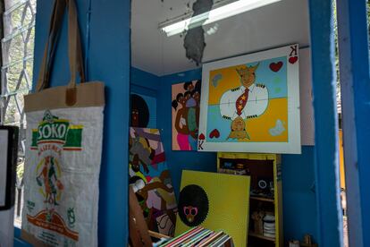 Creaciones del artista Michael Soi, en su estudio.