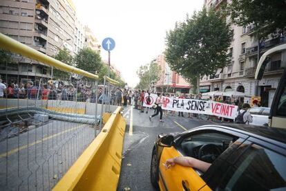 Manifestaci&oacute;n de vecinos del Paral&middot;lel contra la reforma de la avenida