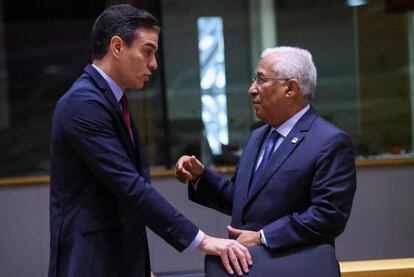 Pedro Sanchez habla con el primer ministro portugués  Antonio Costa durante la cumbre europea