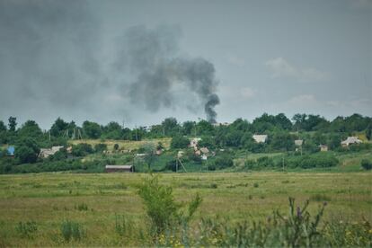 Una columna de humo señala el lugar en el que acaba de caer un proyectil ruso destrozando varias viviendas de Orijiv.