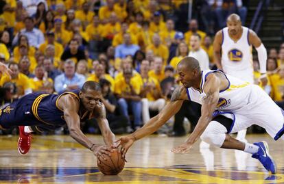 James Jones e Iguodala se lanzan por el bal&oacute;n.
 