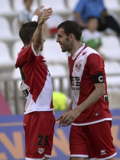 Embarba y Trashorras celebran un gol al Córdoba.