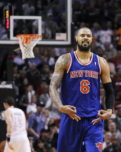 Tyson Chandler celebrate una canasta de los Knicks ante Miami Heat.