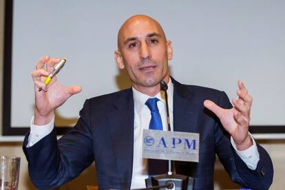 Luis Rubiales anunciando su renuncia a la presidencia de la AFE.