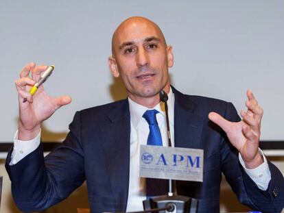 Luis Rubiales anunciando su renuncia a la presidencia de la AFE.