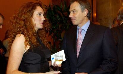 Rebekah Brooks y Tony Blair, en 2004.