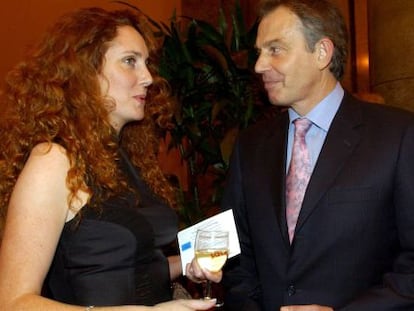 Rebekah Brooks y Tony Blair, en 2004.