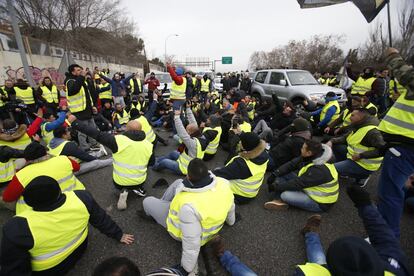 Un grupo de taxistas ha pasado la noche en Ifema, uno de los focos de las protestas. Sobre las 11 de la mañana han iniciado a pie una marcha desde Ifema al parque Juan Carlos I, después por Avenida de Logroño para coger el acceso a la M-11 y girar hacia la Avenida de la Hispanidad. Allí se han sentado para cortar uno de los accesos al aeropuerto.