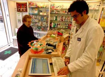 La farmacia del barrio de San Miguel, en Basauri, trabaja ya con la receta electrónica.
