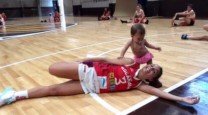 Antonella González, junto a su hija Madi, durante un entrenamiento del Rocamora.