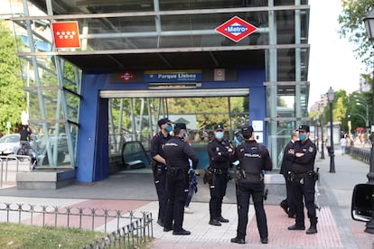Un grupo de agentes de la Policía Nacional, junto a una parada de metro, en Alcorcón (Madrid)