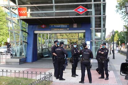 Un grupo de agentes de la Policía Nacional, junto a una parada de metro, en Alcorcón (Madrid)