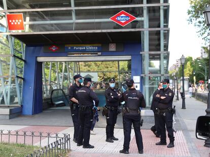 Un grupo de agentes de la Policía Nacional, junto a una parada de metro, en Alcorcón (Madrid)