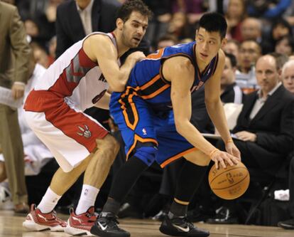 Lin protege la pelota ante Calderón