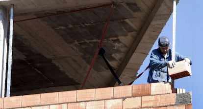 Un obrero trabaja en la construcci&oacute;n de una vivienda.