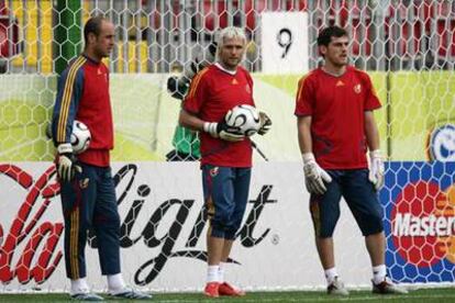 Los tres porteros de la selección española, Reina, Cañizares y Casillas,  durante el entranamiento previo al partido frente a Arabia Saudí, en Kaiserslautern.