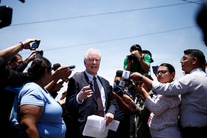 Chris Van Hollen habla con la prensa este miércoles, en Antiguo Cuscatlán, El Salvador.