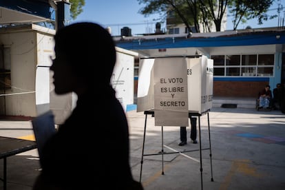 Una mujer acude a votar en la escuela primaria 'Profesor Vicente V. Ibarra' en Xochimilco.