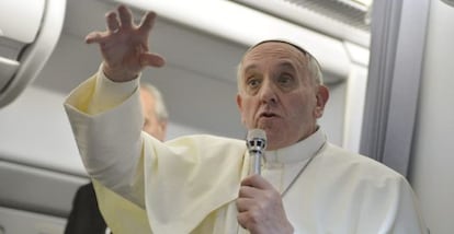 El Papa habla a los periodistas en el avión, de regreso a Italia.