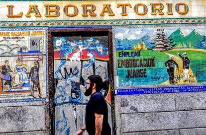 Fachada de Madrid decorada con azulejos que anuncian bálsamos, en el centro.