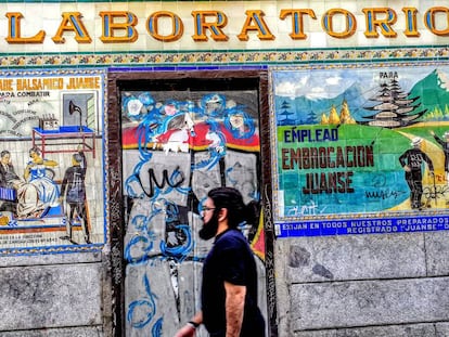 Fachada de Madrid decorada con azulejos que anuncian bálsamos, en el centro.