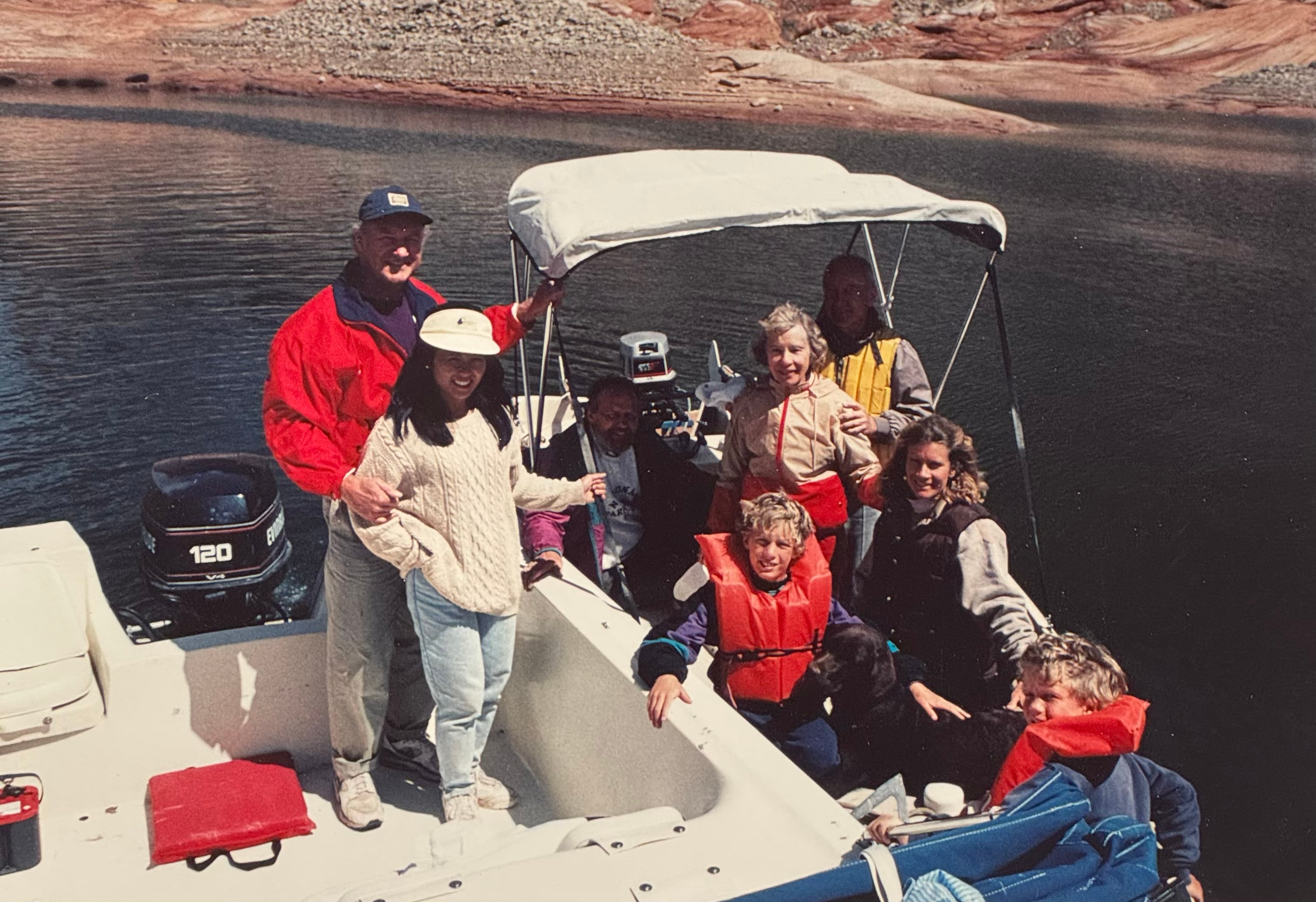 Gene y Betsy Hackman (izquierda) pasaron varias vacaciones junto a los Lenihan. En la imagen, una visita de las dos familias al lago Powell, en la frontera entre Utah y Arizona.