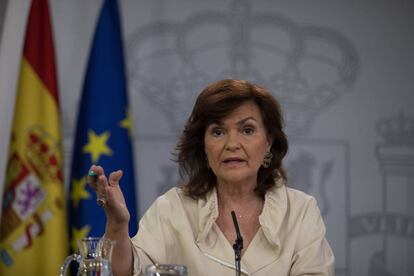 La vicepresidenta del Gobierno, Carmen Calvo, durante la rueda de prensa posterior a la reunión del Consejo de Ministros, donde informó sobre la exhumación de los restos de Franco.