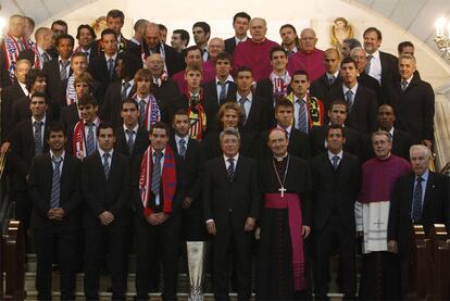 Los jugadores posan junto a Enrique Cerezo y Quique Sánchez Flores con el obispo Fidel Herráez en la Catedral de La Almudena.