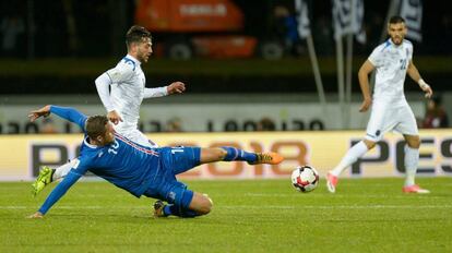 Gylfi Sigurdsson disputa la pelota en el partido contra Kosovo.