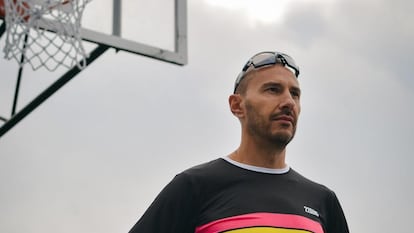 Juan Miguel Esteban posa en una cancha de baloncesto.