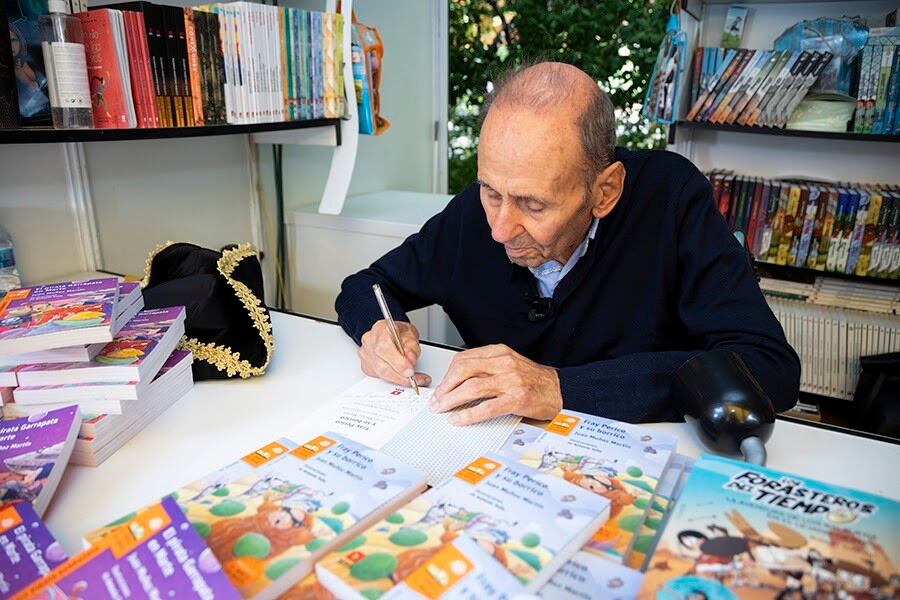 El autor Juan Muñoz firmando en la Feria del Libro de Madrid.