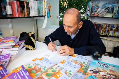 El autor Juan Muñoz firmando en la Feria del Libro de Madrid.