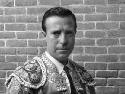 Pepe Luis V&aacute;zquez posa en el patio de cuadrillas de la plaza de toros de Las Ventas (18 de mayo 1959).