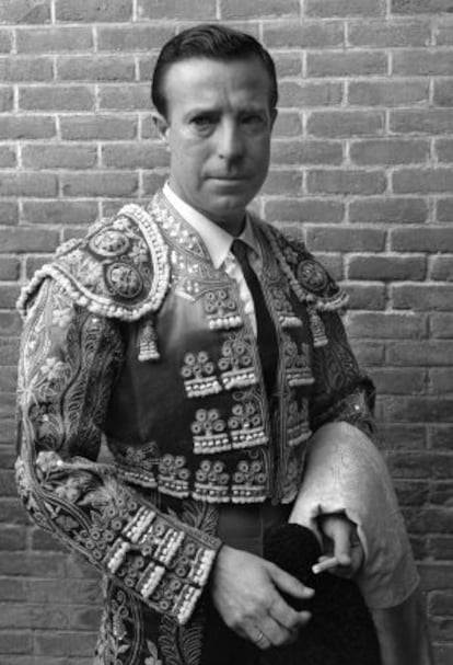 Pepe Luis V&aacute;zquez posa en el patio de cuadrillas de la plaza de toros de Las Ventas (18 de mayo 1959).