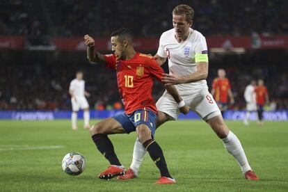 El jugador español, Thiago Alcántara, regatea al jugador de la selección inglesa, Harry Kane.