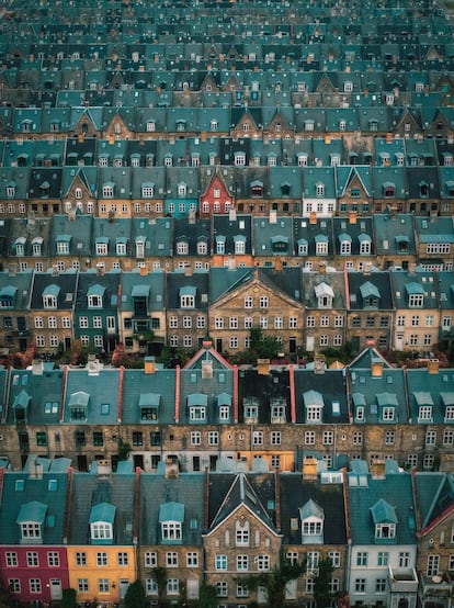 'Rooftops of Kartoffelraekkerne Neighborhood', de Serhiy Vovk. Vista de los tejados del barrio de Kartoffelraekkerne, en Copenhague, Dinamarca. El barrio, construido a finales del siglo XIX para familias de clase trabajadora, es hoy uno de los más codiciados de la capital danesa. Es muy fotografiado por locales y turistas, pero desde una perspectiva distinta a la que ofrece el fotógrafo Serhiy Vovk, que le ha valido el primer puesto en la clasificación de Fotos Urbanas.