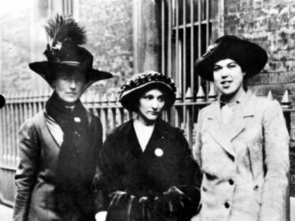 Sufragistas inglesas: Dove Wilcox, Dorothy Smith, Kathleen Paget (circa 1913).