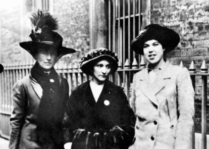 Sufragistas inglesas: Dove Wilcox, Dorothy Smith, Kathleen Paget (circa 1913).