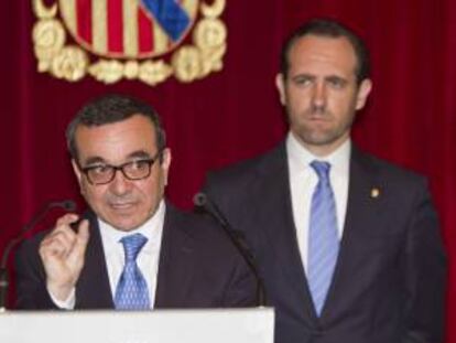 El vicepresidente Económico, de Promoción Empresarial y de Ocupación del Gobierno balear, Josep Ignasi Aguiló (i), junto al presidente del Gobierno regional, José Ramón Bauzá. EFE/Archivo