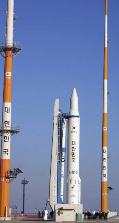 El Naeo-1 ya colocado en la plataforma de lanzamiento en el Centro Espacial Naro en Goheung (Corea del Sur). EFE/ Instituto de Investigación Aeroespacial de Corea