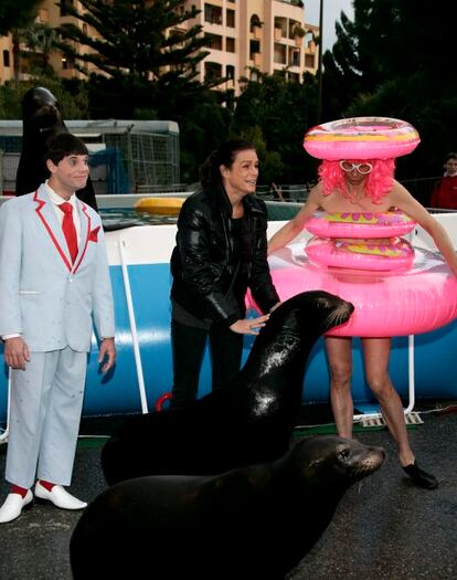 La princesa Estefanía de Mónaco posa junto a los leones marinos de The Duss Family y los payasos franceses Les Ross Yann durante la presentación en Mónaco de la 34ª edición del Festival Internacional de Circo de Montecarlo.