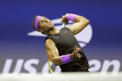 Nadal sirve durante el partido contra Millman en Nueva York.