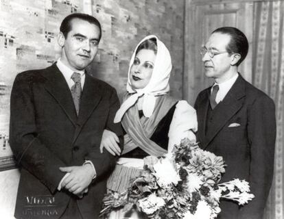 Vidal Valencia, Margarita Xirgu, Federico García Lorca y Rivas Cherif, tras el estreno de 'Yerma' (1934). Museo Nacional del Teatro.