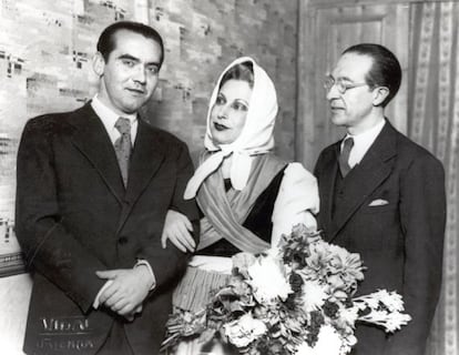 De izquierda a derecha, Federico García Lorca, Margarita Xirgu y Cipriano Rivas Cherif, tras el estreno de 'Yerma' en el teatro Español de Madrid en 1934. 