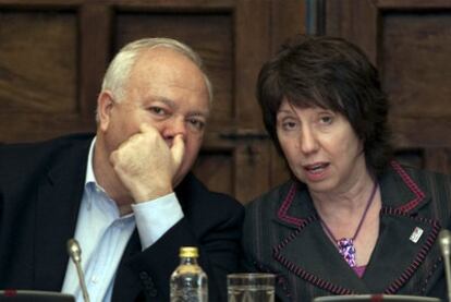 Miguel Ángel Moratinos y Catherine Ashton, durante la reunión celebrada en Córdoba.