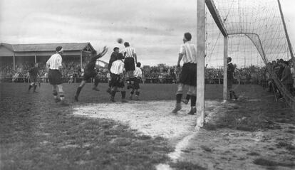 Una acción del Osasuna-Alavés disputado en el Campo de San Juan de Pamplona en 1932. / GALLE (GOBIERNO DE NAVARRA)