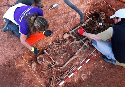 La asociación de recuperación de memoria histórica Recuerdo y Dignidad dio, a partir de archivos de la época y testimonios populares, con una calavera y restos de pies en una prospección en julio. Este fin de semana ha confirmado sus indicios de que había cuatro esqueletos colocados para que ocuparan el menor espacio posible.